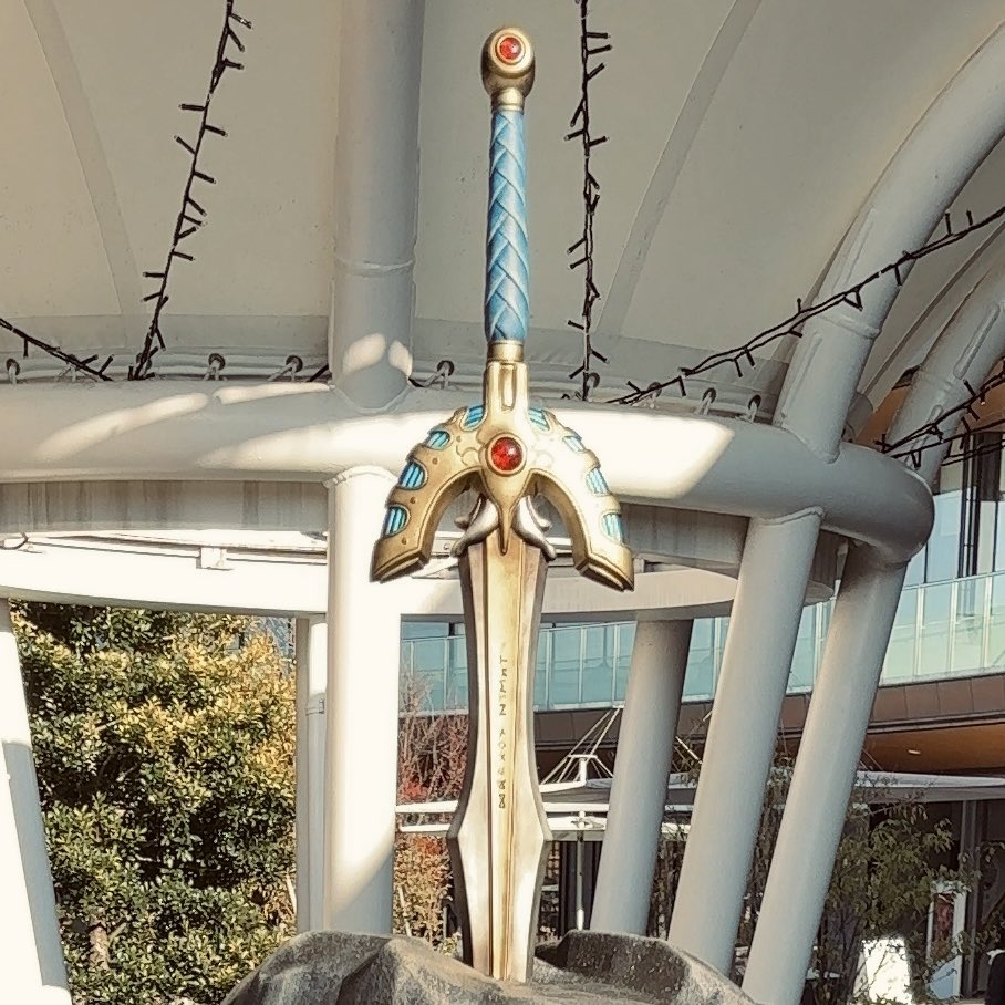 ふかや花園アウトレットにロトの剣が刺さってた！

#ドラゴンクエスト #DragonQuest