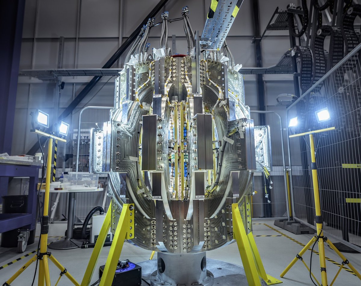 TokamakEnergy's tweet image. We&apos;re celebrating a world-first for #fusion and #superconducting magnet technology!

For the first time, we&apos;ve replicated fusion power plant–relevant magnetic fields in a complete high-temperature superconducting (HTS) #magnet system.

Why it matters:

HTS delivers around 200×…