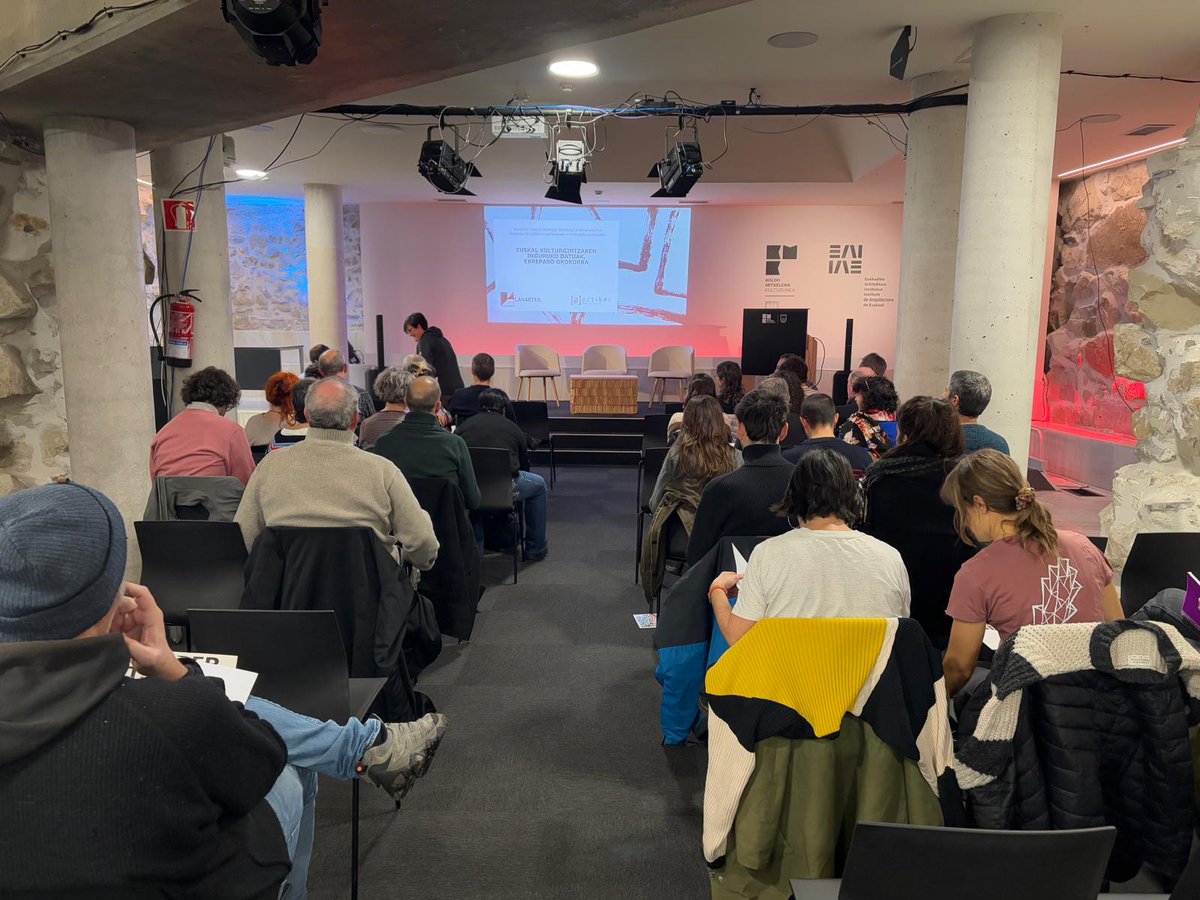 ueu_orokorra's tweet image. Euskal Artisten II. Mintegia: "Marko bat kultura euskaraz bizitzeko eta egiteko, minorizazioan ez betikotzeko" sarrera egiten ari dira Aitor Bengoetxea Alkorta UEUko zuzendaria eta Amagoia Gurrutxaga Lanarteako koordinatzailea 

ueu.eus/jarduera-akade…

#EuskalArtistenIIMintegia