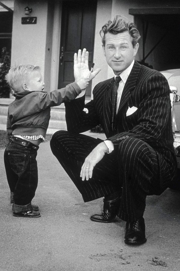 ATRightMovies's tweet photo. A great snap of Lloyd Bridges with his son, Jeff. https://t.co/0IPQLiULUU