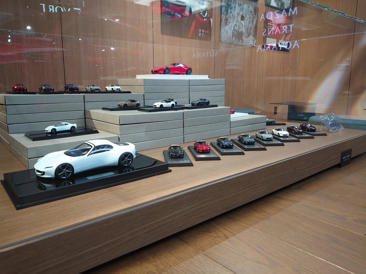 ALEX12GODDESS's tweet photo. 休憩がてらにマツダトランス青山へ。
展示車はCX-60のままでしたが、ポスターやミニカーの展示が変わっていました。
RX-8後期型のミニカーも作ってほしい。 https://t.co/NXjXDVCq0u