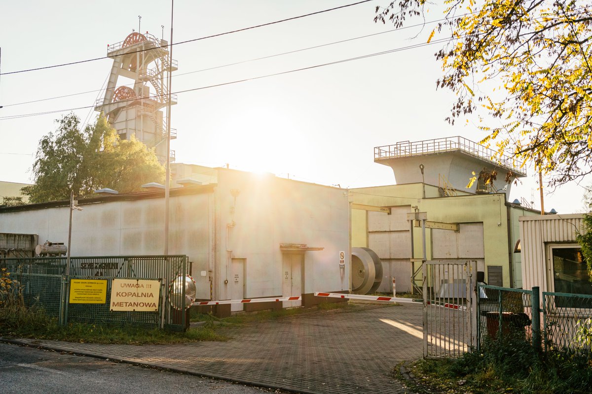 Emisje metanu z polskich kopalń to olbrzymi problem. Zgodnie z prawem spółki muszą je raportować do Wyższego Urzędu Górniczego, ten z kolei je upublicznić. Tymczasem Urząd opublikował wyrywkowe i uśrednione dane. Czy jest to próba tuszowania problemów kopalń? [więcej w wątku]