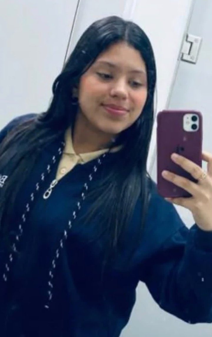 melania0880's tweet image. 🧵| EL CASO HERNÁNDEZ CASTILLO: CUANDO NO PUEDEN ATRAPAR A UN MILITAR… SECUESTRAN A SU FAMILIA

🪡 1. Cuando un militar se les escapa, el régimen hace lo que siempre ha hecho:
No van por él.
Van por quienes no pueden defenderse.
Esto tiene nombre: Sippenhaft. Castigo familiar.