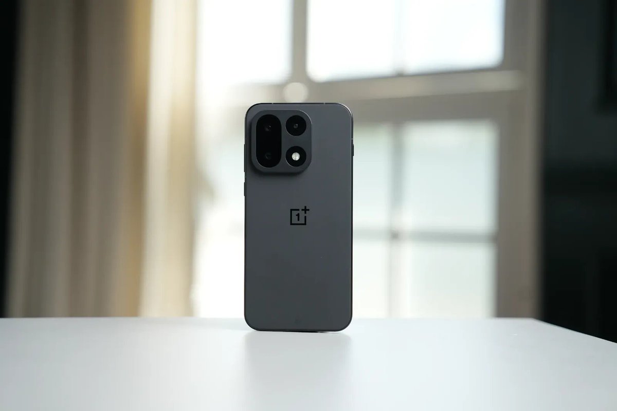 trakinenglish's tweet image. OnePlus 15 or realme GT 8 Pro:

Which would you pick for Rs. 72,999?