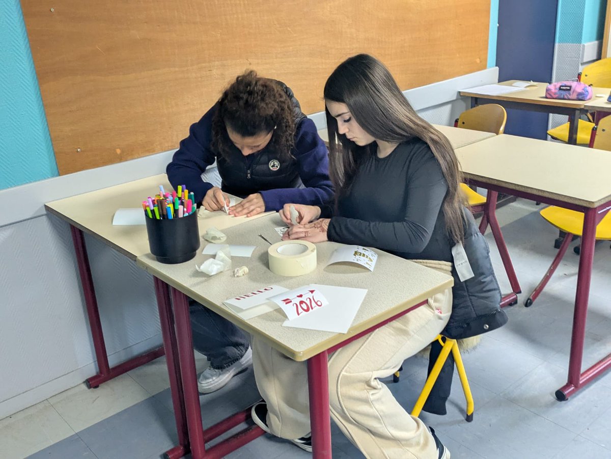 mfrblangy's tweet image. Des petites mains s&apos;affairent à la MFR afin de confectionner de jolies cartes de fin d&apos;année que vous retrouverez sur notre stand aux marchés de Noël de Blangy-le-Château, Bonneville-la-Louvet et Pont l&apos;Évèque.

#mfr #apprendreautrement #ESC #atelierscreatifs #motricitéfine