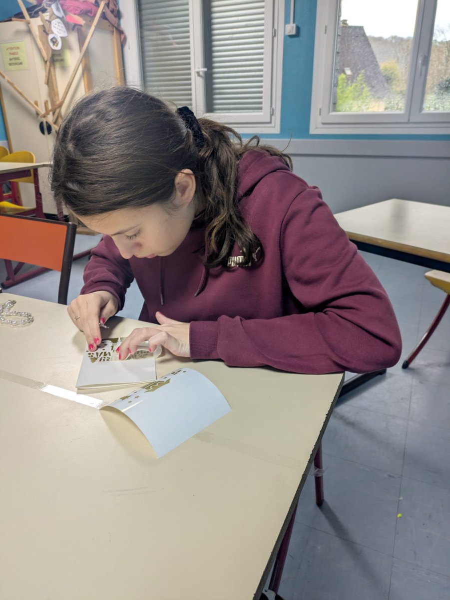 mfrblangy's tweet image. Des petites mains s&apos;affairent à la MFR afin de confectionner de jolies cartes de fin d&apos;année que vous retrouverez sur notre stand aux marchés de Noël de Blangy-le-Château, Bonneville-la-Louvet et Pont l&apos;Évèque.

#mfr #apprendreautrement #ESC #atelierscreatifs #motricitéfine