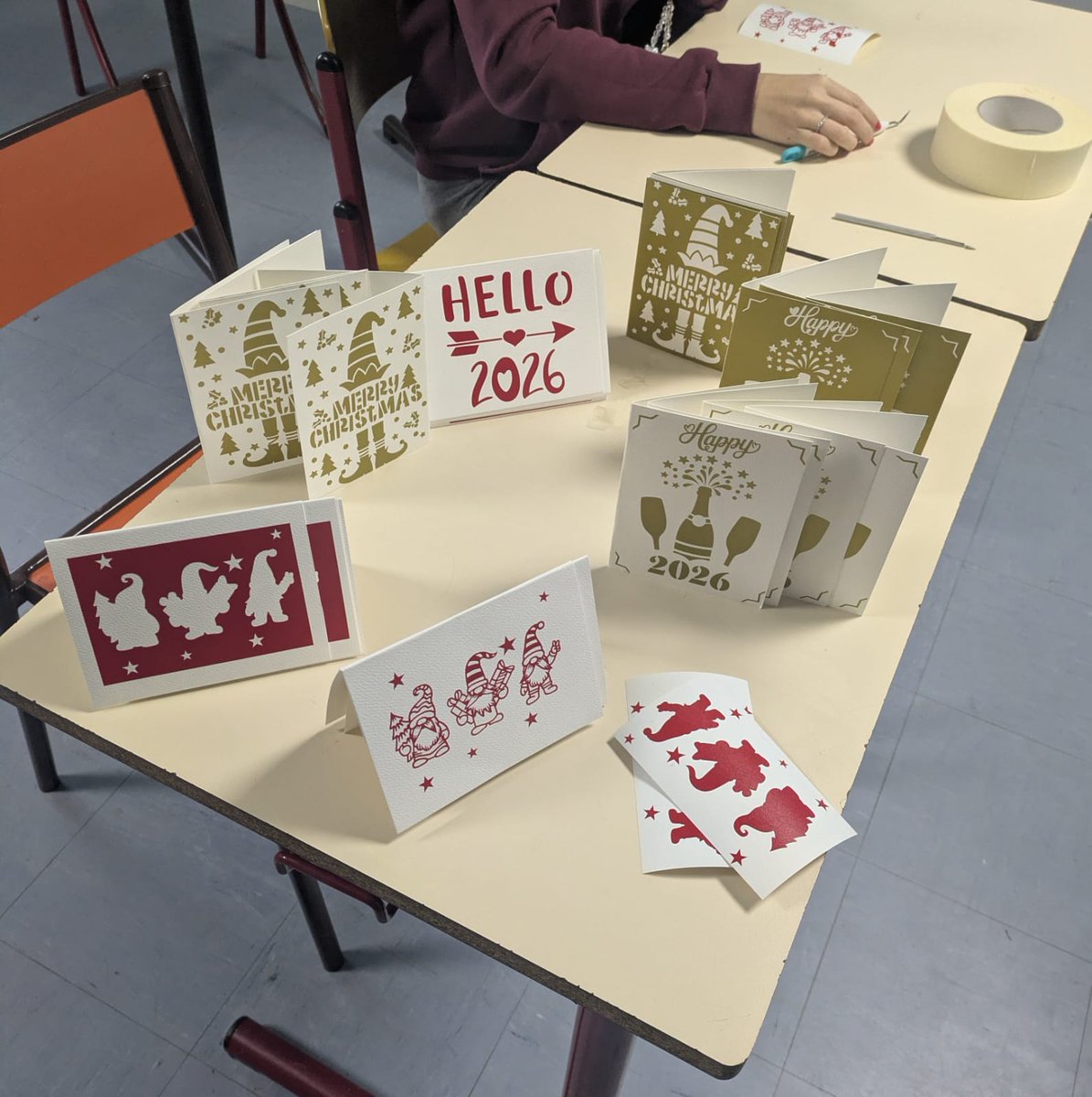 mfrblangy's tweet image. Des petites mains s&apos;affairent à la MFR afin de confectionner de jolies cartes de fin d&apos;année que vous retrouverez sur notre stand aux marchés de Noël de Blangy-le-Château, Bonneville-la-Louvet et Pont l&apos;Évèque.

#mfr #apprendreautrement #ESC #atelierscreatifs #motricitéfine