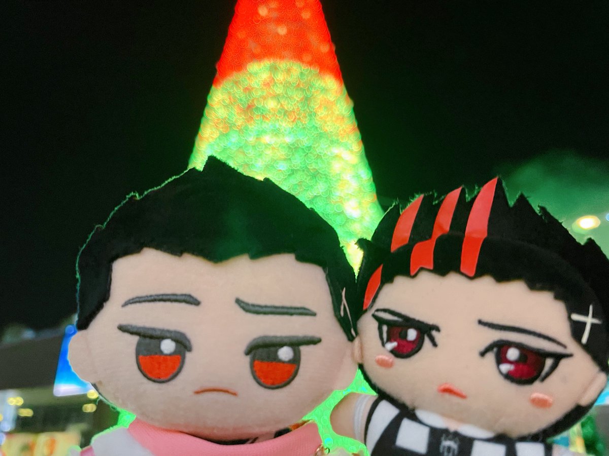 ✨️ブルステ楽しかったー！✨️
 イルミネーションとﾊﾞﾛﾁｬﾝ🎄

 舞台の使い方も面白かったし
　  ﾊﾞﾛﾁｬﾝもかっこよくて

　  見に行ってよかった😍

　 　＼ﾖｶﾀ／　＼ﾝﾌｰ／

　　    ／″\          ／″\  
   ✨️( 눈_눈ﾒ)  ( 눈_눈ﾒ)✨️