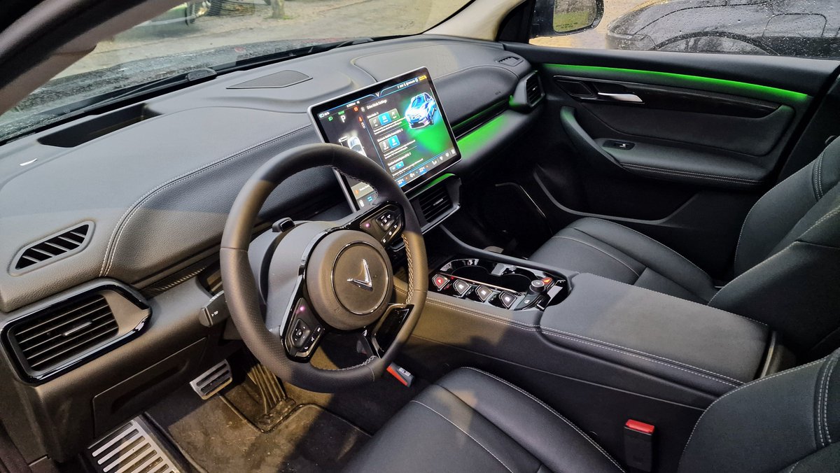 🇻🇳⚡ VinFast prihaja v Slovenijo
Vietnamski proizvajalec predstavlja električna modela z evropskim oblikovanjem.
🚗 VF6 – od 30.440 €, do 410 km dosega
🚙 VF8 – od 40.990 €, do 471 km dosega
👉 Več v prispevku: dems.si/vietnamski-ele…  <a href="/VinFastofficial/">VinFast</a>