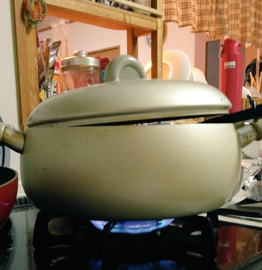 冷える舞台裏より。お味噌汁を
温めてくれる　なべこさんです。
皆様本日も寒い中　お疲れさまでした🙇⛩️
暖かい🌃が待っていてくれますように。共に生きて下さって、本当にありがとうございます🙇🍲🍲🍲