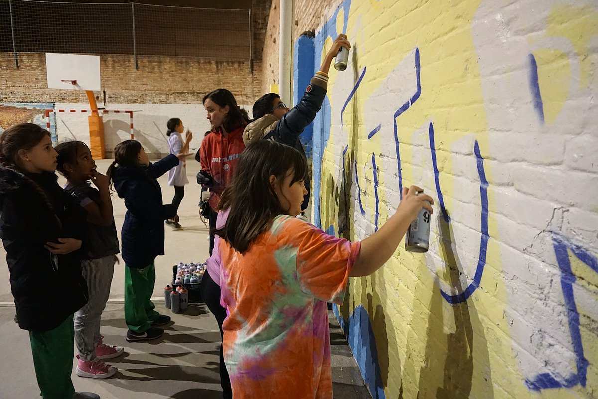 Fundperetarres's tweet photo. 🫟 Commemorem el #DiaUniversalDretsInfants amb un grafit d’#arturbà al Centre Socioeducatiu Poblenou en què #infants i #joves dels nostres #centressocioeducatius reivindiquen #igualtat d’#oportunitats! 🙌🧡 @_lacastillo_ @rebobinart #TransformemElSeuFutur #DUDI https://t.co/h6rp29ZWNv