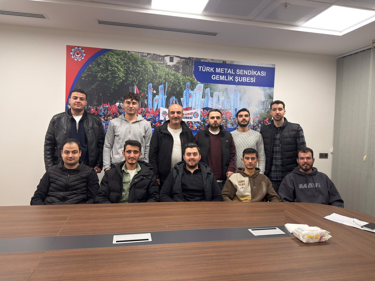 Gemlik Şube Başkanımız Erdoğan Aydın önderliğinde sosyal medya ve motivasyon eğitimine katıldık.  
#TürkMetalSendikası