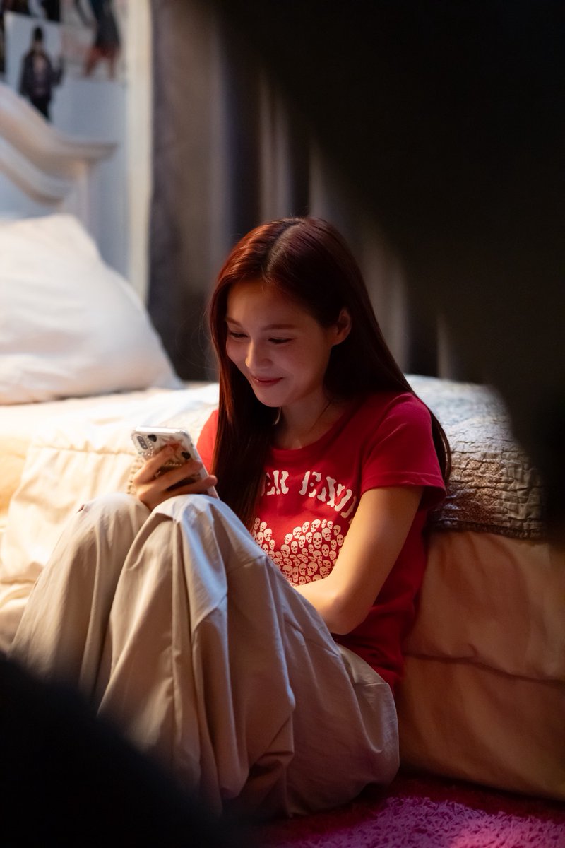 GirlRulesGMMTV's tweet image. กอหญ้ายิ้มกับโทรศัพท์เพราะม๋าบ๊องชาช่าอ้ะเป่าาาา 😳

#GirlRulesSeries
#GMMTV
@panlyyy @loverrukk