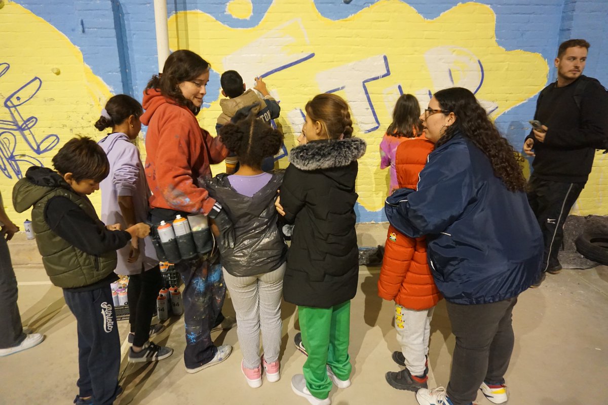 Fundperetarres's tweet photo. 🫟 Commemorem el #DiaUniversalDretsInfants amb un grafit d’#arturbà al Centre Socioeducatiu Poblenou en què #infants i #joves dels nostres #centressocioeducatius reivindiquen #igualtat d’#oportunitats! 🙌🧡 @_lacastillo_ @rebobinart #TransformemElSeuFutur #DUDI https://t.co/h6rp29ZWNv