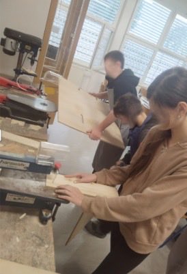 Las profes asisten a clases con los profes del colegio para ver cómo se trabaja allí. También han compartido el comedor con los más pequeños y espacios de recreo. @sepie_gob @etwinning_europe @etwinning_cyl @etwinning_es @cfpidiomas #erasmusplus #internacionalización