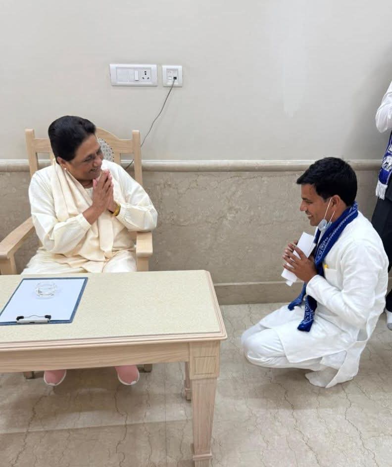 azizkavish's tweet image. इसको कहते हैं सामाजिक न्याय

बिहार में BSP के नवनिर्वाचित बसपा विधायक सतीश यादव और मायावती जी