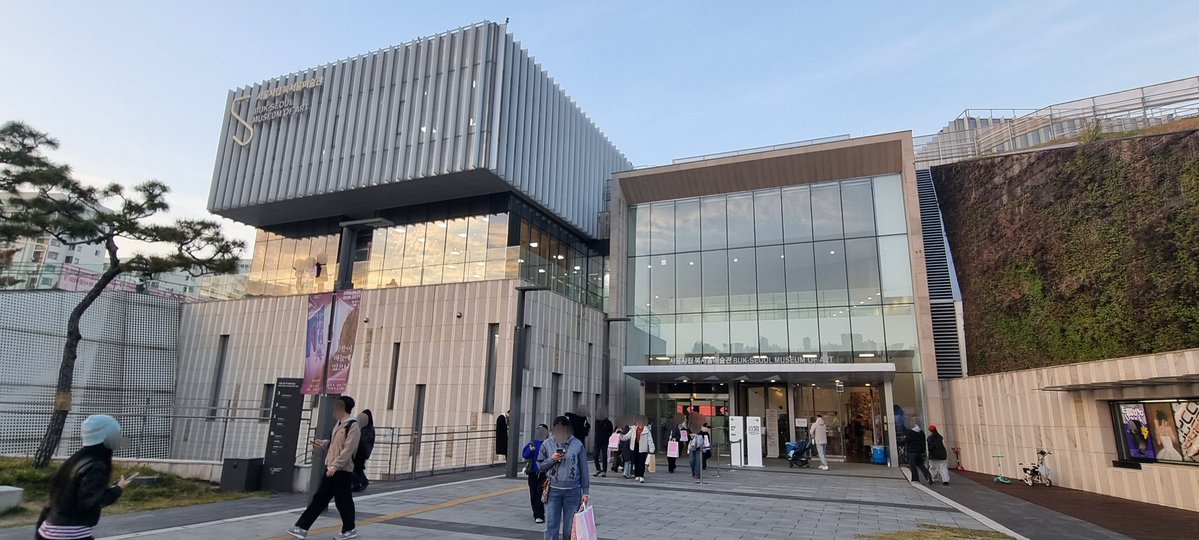 I_breakURtongue's tweet image. 언리밋 뒷북
안가려고 했는데
친구 이혜목이 이번에 책을 내서...^-^

그리고 금붕어의 철학(배세진, 출판공동체 편않)과 당신을 기억할 무언가(강민선, 임시제본소) 삼