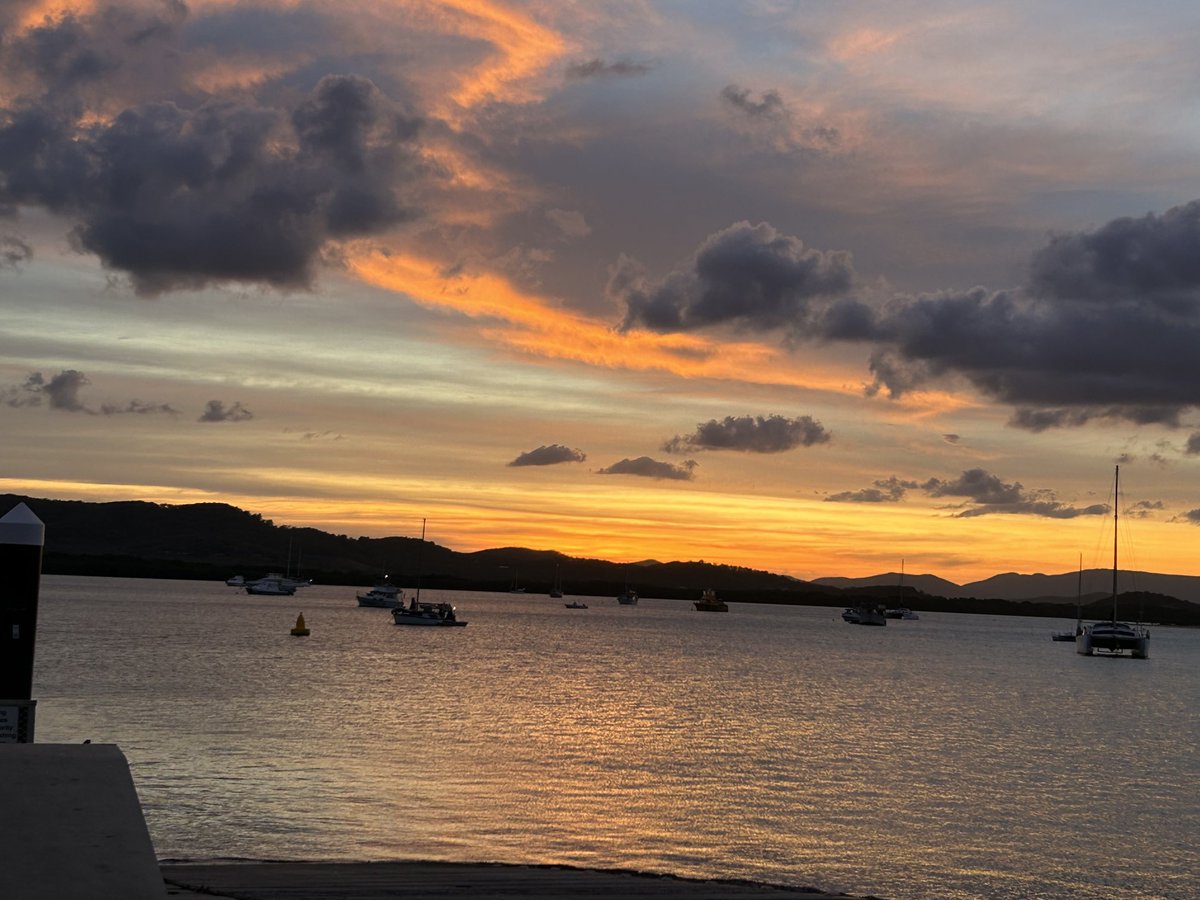 MinhKular's tweet image. Getting pizza ... down at the waterfront #CapeYork #fnq #qldpol