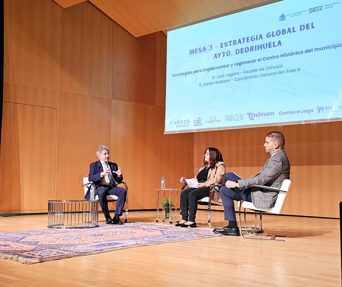 Ayer fue un placer mantener un diálogo con el alcalde de Orihuela, Pepe Vegara, en el marco del Foro de Vivienda y Regeneración Urbana de Orihuela.

Fue un rato muy agradable de exposición de diferentes iniciativas que se están desarrollando bajo la dirección del gobierno