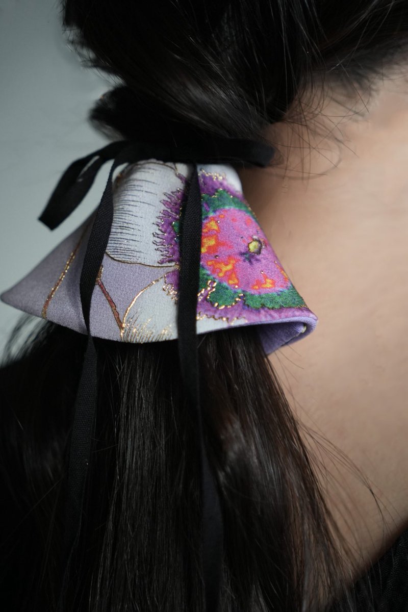aikanium's tweet photo. 今回のKinsai Loop Hair Wrapも生地に柄が入っているものはイタリアで仕入れたデッドストックのシルク。
元々の柄を生かしながら、さらに華やかになるように金彩を入れてもらっています。

イタリアと日本の文化を纏うヘアアクセサリーができました。

https://t.co/qkRNTIZpTC https://t.co/jDa0skYeJ1