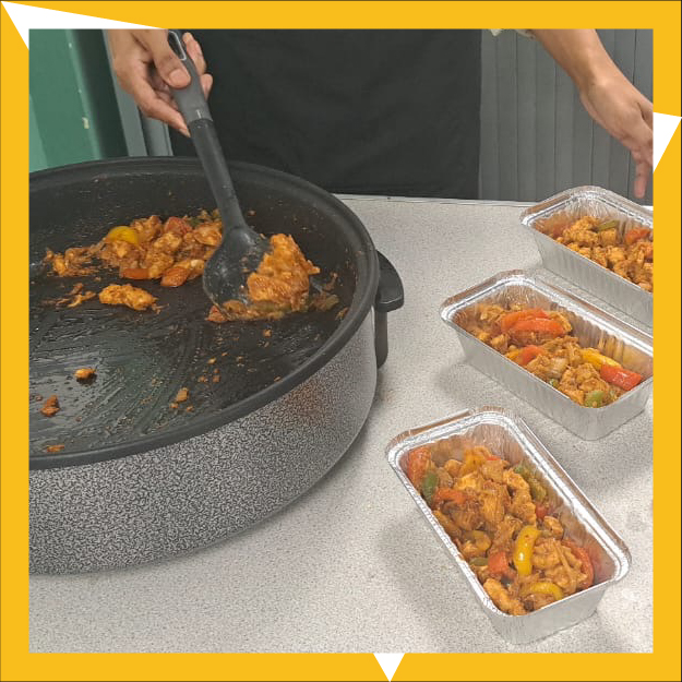 AEWolverhampton's tweet image. English students enjoyed a fun cooking session with Community Chefs, working together to learn new recipes and build their English vocabulary. 
#EnglishLearning #ESOL #CookingClass #CommunityChefs #LearnEnglish #StudentLife