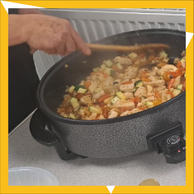 AEWolverhampton's tweet image. English students enjoyed a fun cooking session with Community Chefs, working together to learn new recipes and build their English vocabulary. 
#EnglishLearning #ESOL #CookingClass #CommunityChefs #LearnEnglish #StudentLife