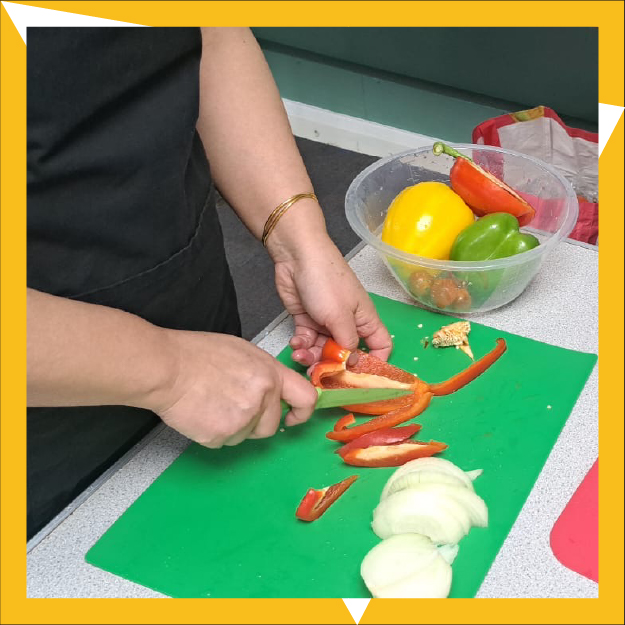 AEWolverhampton's tweet image. English students enjoyed a fun cooking session with Community Chefs, working together to learn new recipes and build their English vocabulary. 
#EnglishLearning #ESOL #CookingClass #CommunityChefs #LearnEnglish #StudentLife