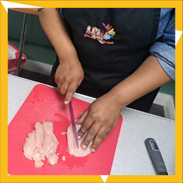 AEWolverhampton's tweet image. English students enjoyed a fun cooking session with Community Chefs, working together to learn new recipes and build their English vocabulary. 
#EnglishLearning #ESOL #CookingClass #CommunityChefs #LearnEnglish #StudentLife