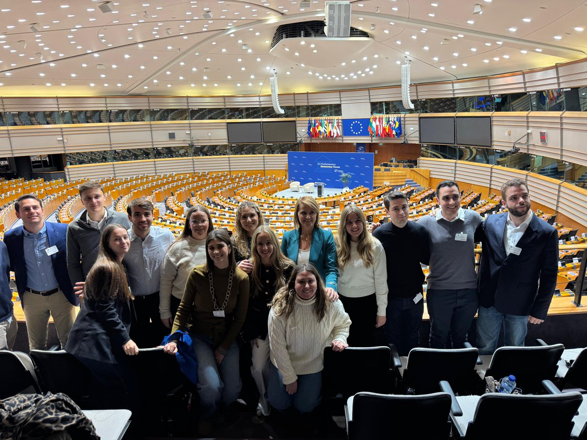 NNGGManacor's tweet photo. NNGG Manacor hem visitat el Parlament Europeu de la mà de Rosa Estaràs.

Moltes gràcies, Rosa, per l’acollida i per compartir amb nosaltres la teva feina a Europa!

🇪🇺✨ https://t.co/OoEnCOozu4
