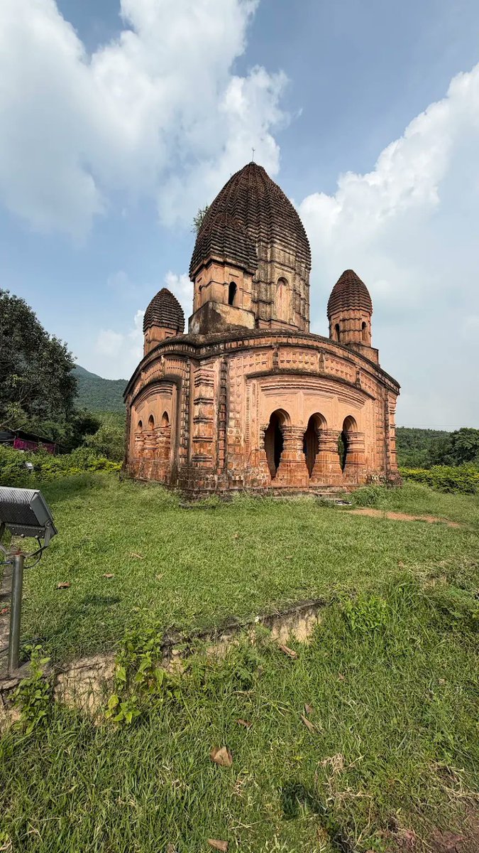 Gramergolpo's tweet image. Garh Panchkot is a ruined fort located in the eastern part of India at the foothills of Panchet Hill. in the district of Purulia, West Bengal. The ruins of the Panchkot Palace are a silent testimony to the Bargi attack during the 18th century.