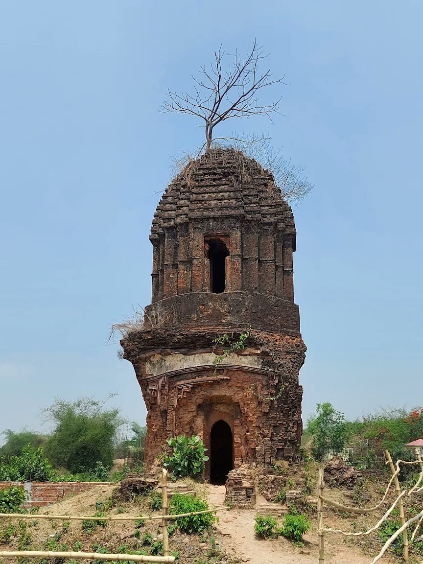 Gramergolpo's tweet image. Garh Panchkot is a ruined fort located in the eastern part of India at the foothills of Panchet Hill. in the district of Purulia, West Bengal. The ruins of the Panchkot Palace are a silent testimony to the Bargi attack during the 18th century.