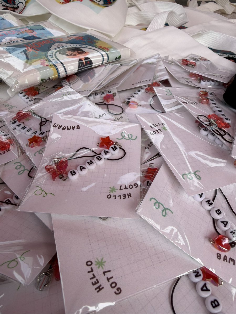 BambamEasy's tweet photo. Giveaway รอบนี้ มีถุงผ้า 100 ใบ ที่ห้อยโทรศัพท์ และเสื้อยืด size เล็ก

ลายวาดสวยๆโดย #โกดังรูปวาดpp  
แวะมารับกันนะคะ 

#BamBam #HOMETOWN 
#BamBamEP_HOMETOWN https://t.co/Q8ZQ4iETy8