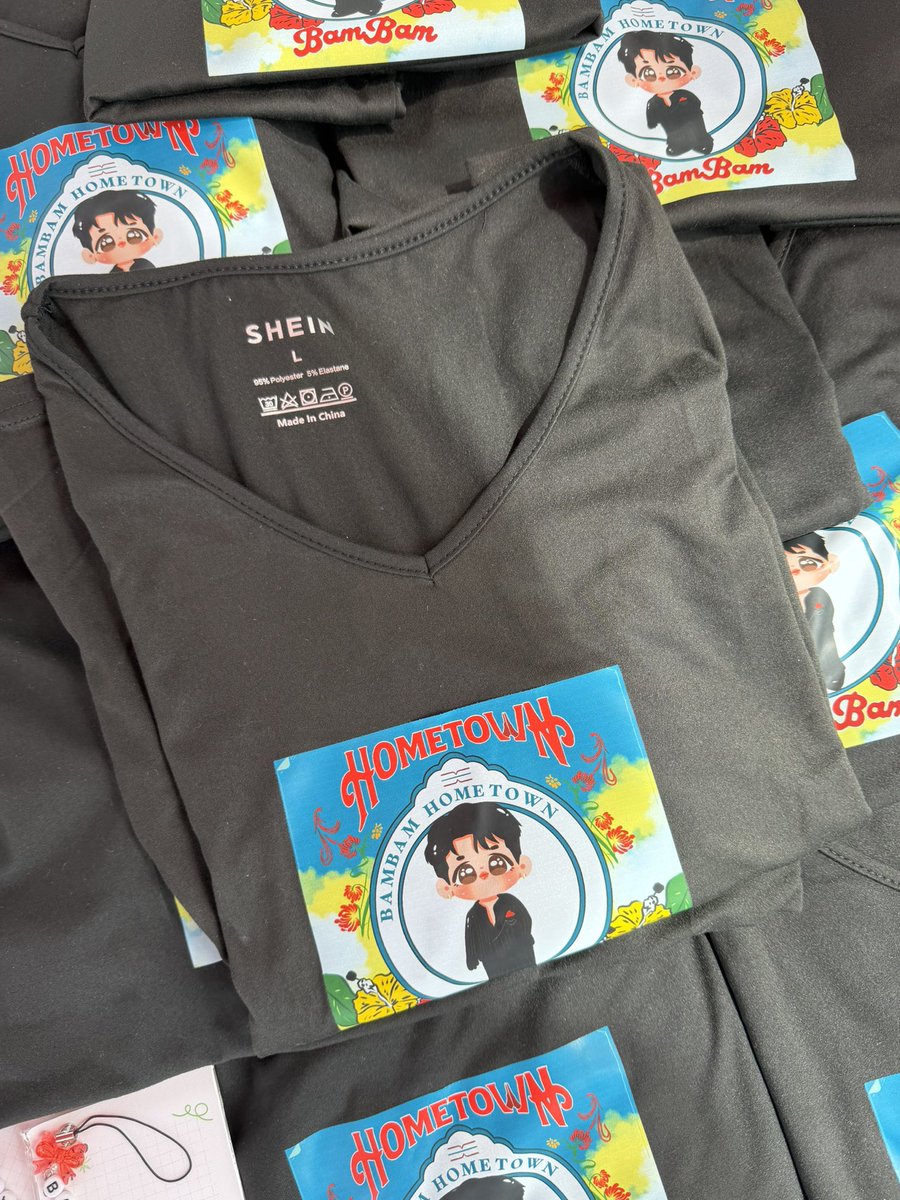 BambamEasy's tweet photo. Giveaway รอบนี้ มีถุงผ้า 100 ใบ ที่ห้อยโทรศัพท์ และเสื้อยืด size เล็ก

ลายวาดสวยๆโดย #โกดังรูปวาดpp  
แวะมารับกันนะคะ 

#BamBam #HOMETOWN 
#BamBamEP_HOMETOWN https://t.co/Q8ZQ4iETy8