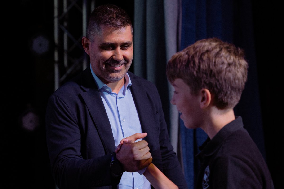 Hoy, en el Día Mundial de la Infancia, es importante recordar la necesidad de cuidar, escuchar y acompañar a los más pequeños y pequeñas. Por eso quiero hacer una mención especial a las <a href="/EscuelasAFE/">Escuelas de Fútbol AFE</a> , que cada día trabajan para que niños y niñas crezcan a través del fútbol,