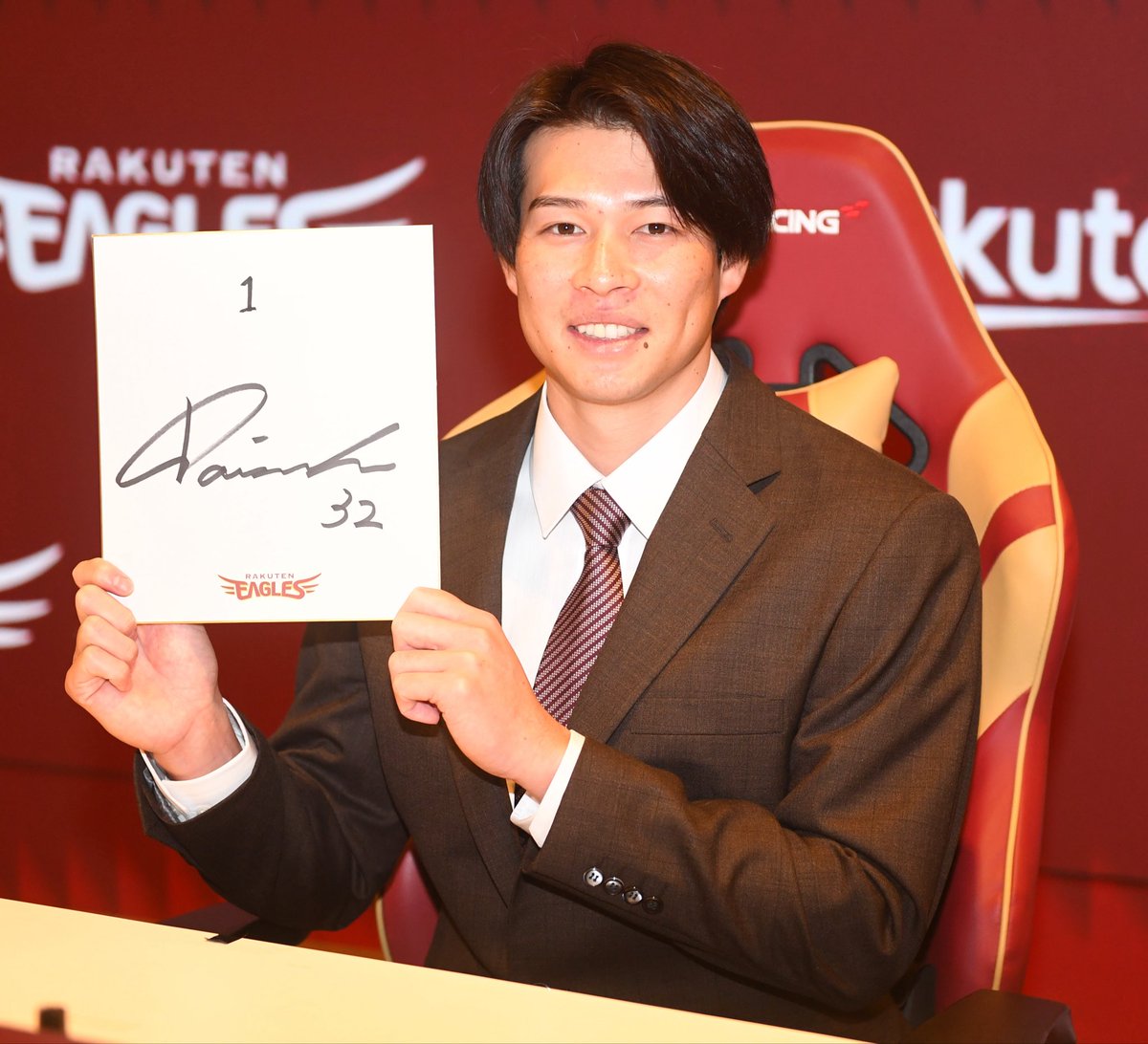 中島大輔選手は2750万円増の3700万円(金額は推定)でサインしました