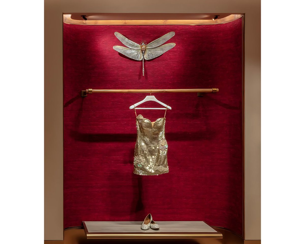 Feeluxglobal's tweet photo. Discover Rahul Mishra’s Mumbai flagship — a tranquil, gallery-like sanctuary where craftsmanship and storytelling unfold in quiet harmony. https://t.co/s97p45Tuad
