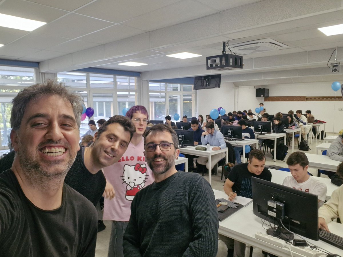 danilopezupm's tweet image. Un ambiente muy divertido en el concurso de programación #CodeBoost2 que hemos organizado en la @ETSISIupm. Mil gracias a los 100 estudiantes que han hecho de esta experiencia algo único, nos vemos en la siguiente edición! #Pie25UPM #upmconecta @IEducativa_UPM