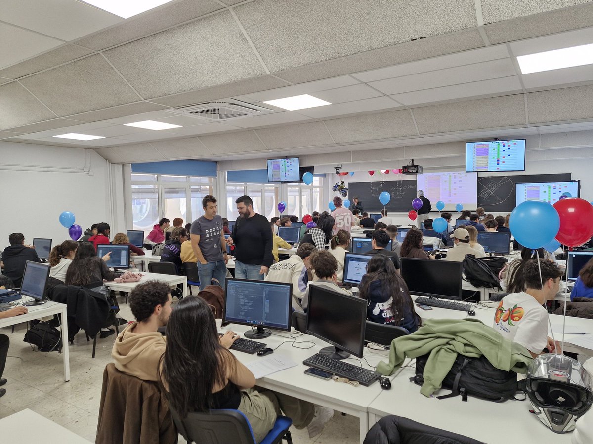 danilopezupm's tweet image. Un ambiente muy divertido en el concurso de programación #CodeBoost2 que hemos organizado en la @ETSISIupm. Mil gracias a los 100 estudiantes que han hecho de esta experiencia algo único, nos vemos en la siguiente edición! #Pie25UPM #upmconecta @IEducativa_UPM
