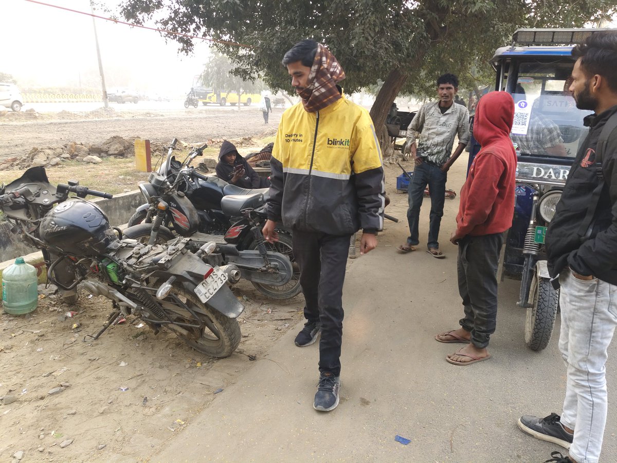 AJAYRASTOGI2010's tweet photo. @OfficialGNIDA 
@DCPCentralNoida 
@dmgbnagar 
Infront of Himalaya pride GH10B TECHZONE 4 foothpath of service road permanently occupied by street hawkers https://t.co/jCTxU4WyDZ