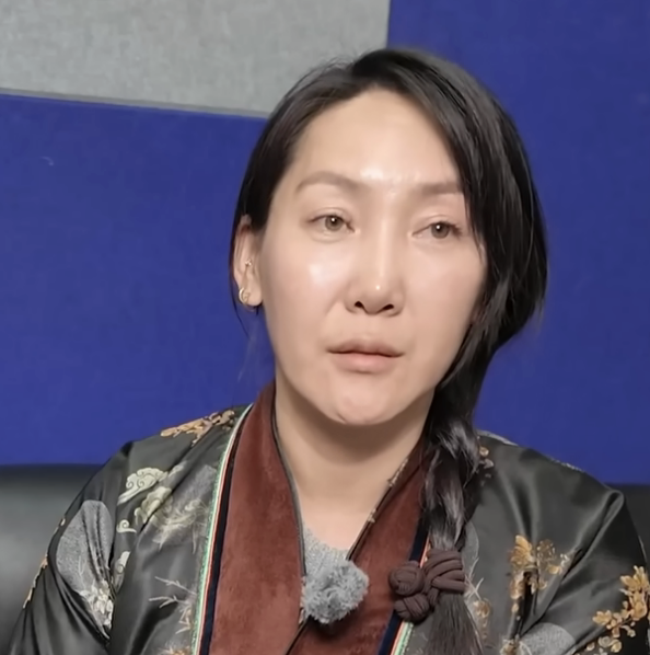 budragchaaser's tweet image. Хохирогч О.Нарангарав олон нийтээс аврал хүслээ. Түүний эр нөхөр, яргачин Б.Эрдэнэсүх нь түүнийг байнга дагах, автомашинаараа шахах, мөргөх гэж оролдох, хүүхдүүдээ сургуулиас нь авах үед отож таарах үйлдлийг байнгын давтамжтай гаргаж байгаа гэв.

Тэрбээр энэ асуудлыг цагдаагийн…