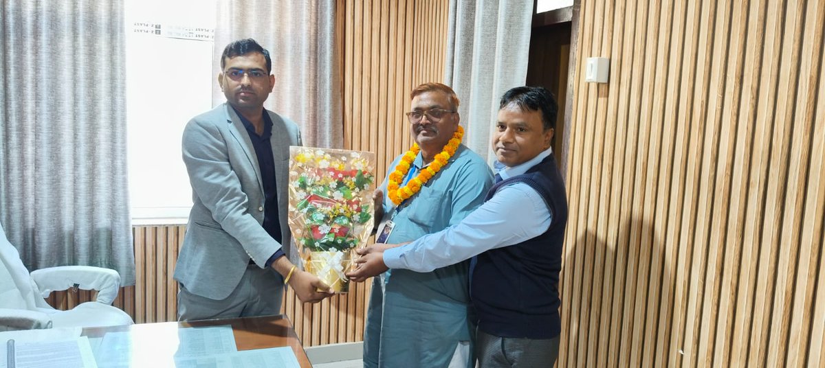 EChuru2266195's tweet photo. विशेष गहन पुनरीक्षण 2026
विधानसभा क्षेत्र चूरू के भाग संख्या 131 के बीएलओ श्री अलीशेर खान ने न्यूनतम समय में 100 प्रतशित गणना प्रपत्रों का डिजिटाइजेशन कार्य पूर्ण करने के उपलक्ष्य में एस डी एम श्री सुनील कुमार  द्वारा सम्मानित  किया गया। https://t.co/nPKfDdyetI