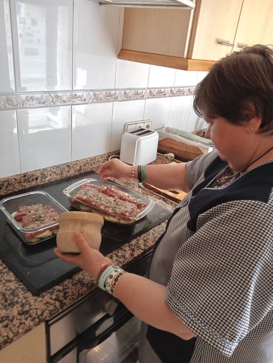 L’autonomia comença amb petites accions. Cuinar sola pot ser el primer pas per sentir-te més forta i confiar en tu mateixa.

Al servei de Suport Socioeducatiu Comunitari, concertat amb <a href="/GOIB_Social/">Conselleria de Famílies, Benestar i Dependència</a>, desenvolupam habilitats perquè tothom visqui el seu dia a dia amb independència.