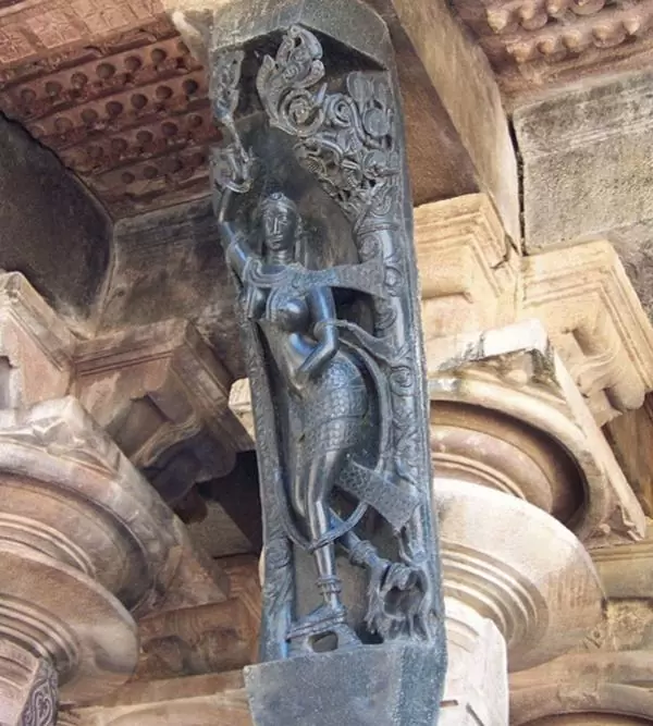 viprabuddhi's tweet image. Elevated shoes have existed in India from a very long time

Here is a figurine from Ramappa temple in Telangana  predating the founding of the Ottoman empire itself

This is not even the only place, you can find it even in places like Odisha which had next to no Muslim rule