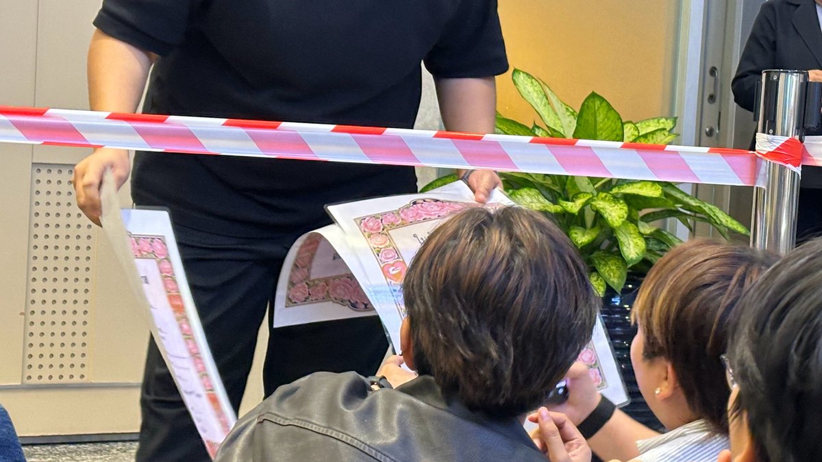 Today a fan was actually giving out LingOrm "marriage certificates" to everyone 55555555555 

IM CTFUUUUUUUUUUU

LINGORM CH3 CALENDAR SIGN 
#หลิงออมปฏิทินช่อง3ปี2569