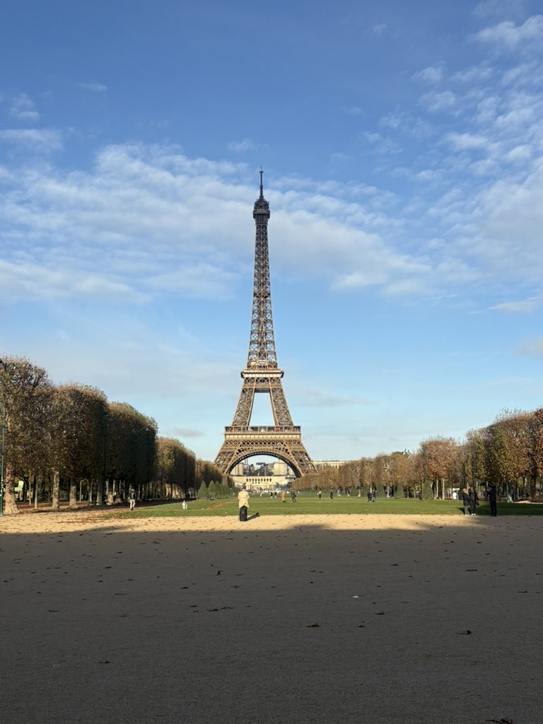 フランス旅行に来てまーす！日本は18:00くらいかな？こっちはAM10:00です。早速タクシーでお釣りを誤魔化されそうになり、洗礼を受けてます。