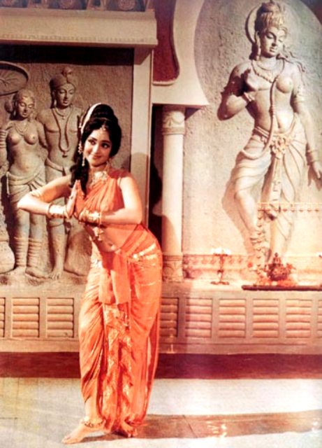 viprabuddhi's tweet image. These Turks are no less shameless when it comes to stealing things that don&apos;t belong to them.

The paintings here are from an era when Turks hadn&apos;t even settled Central Asia, much less influence India.

Armbands are 100% of Indian origin, they are called bajuband in Sanskrit and…