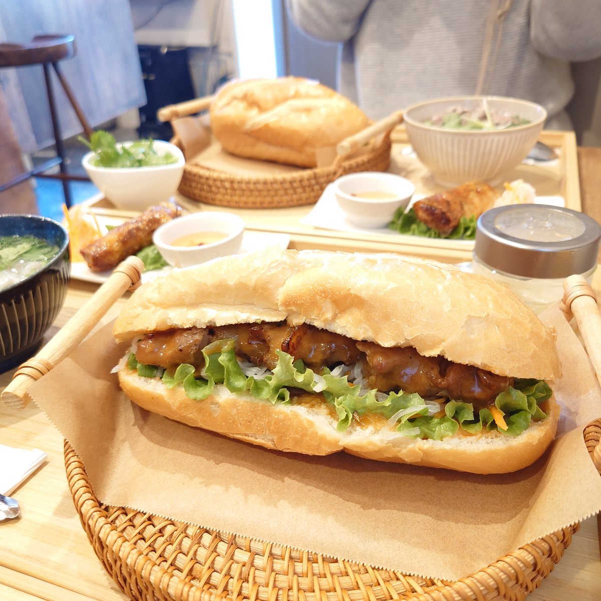 桃谷でバインミー
パンがパリパリで軽い〜
パンがめっちゃおいしい❤
不便な場所だけど、また絶対行く。