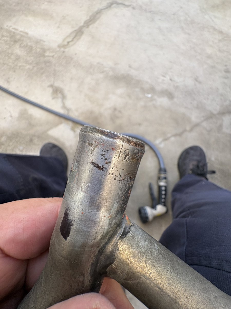 FZR1000_'s tweet photo. ②クーラント漏れ
ダダ漏れって訳でも無いけど、溜まるくらいには漏っている。
配管外して見たらやはり傷が多いのと、ホースがゆるい様だ…配管の方は磨きとハンダろう付けして修復。ホースは2mm細い物をチョイスして入れた。
＃FZR1000 https://t.co/VydfPkS2tC