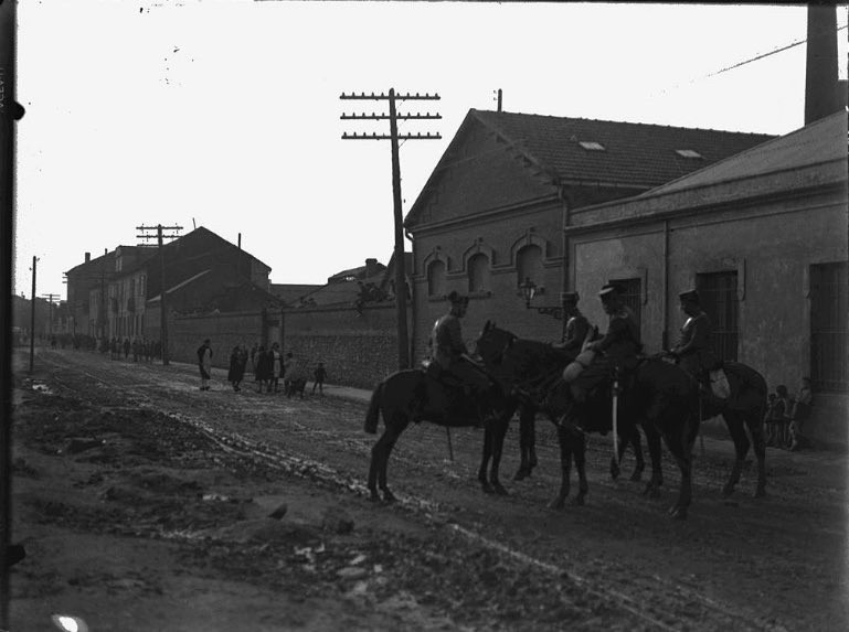 AitGijon's tweet image. La guardia civil vigilando la Fábrica de Laviada durante la huelga convocada por la CNT-AIT en octubre y noviembre de 1931 tras el despido de varios estibadores.

📷 Fotografía de Constantino Suárez. Colección del Museo del Pueblo de Asturias.

Via @Noelst1

#MemoriaAnarquista…