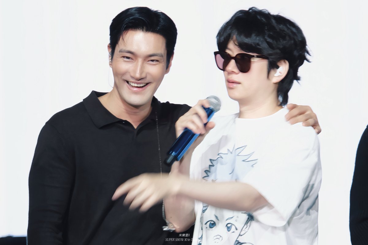 他贴着我笑
我装着没看见
#SUPERJUNIOR 
#슈퍼주니어
#SUPERSHOW10
#SS10_in_Taipei_D2
#Siwon
#Heechul